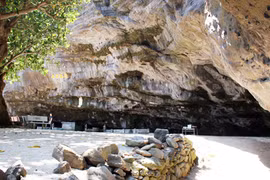 Chùa Hang trên đảo Lý Sơn