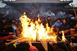 Đốt đồ mã rằm tháng giêng: Tiền thật hóa thành... tro