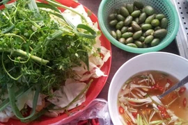 Lên Tây Bắc ăn nhót xanh cuốn bắp cải