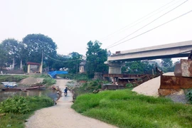 Chuyện lạ: Cầu dài chưa đến 200m xây 5 năm chưa xong