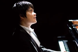 Nghệ sỹ piano khiếm thị chơi nhạc tại Việt Nam