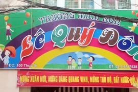 Đã kỷ luật cô giáo nhờ học sinh bê thùng đựng cơm