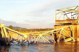 Mỹ: Cầu 4 làn đường bất ngờ sập