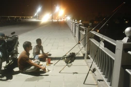 Câu cá trên cầu Dã Viên 