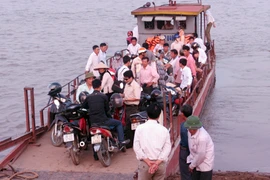 Đi đò, “đạp vịt” phải mặc áo phao: Quy định có cũng như không