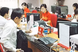 Lãi suất giảm vẫn ồ ạt gửi ngân hàng