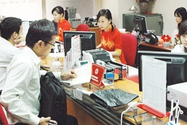 Lãi suất giảm vẫn ồ ạt gửi ngân hàng