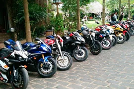 Chơi xe mô tô phân khối lớn tại Việt Nam: Lẫn lộn trắng đen