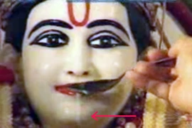 Tượng thần biết uống sữa