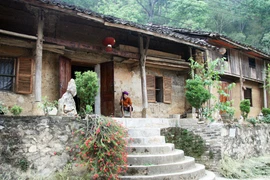 Sau Đường Lâm đến lượt phố cổ Đồng Văn “tố khổ”