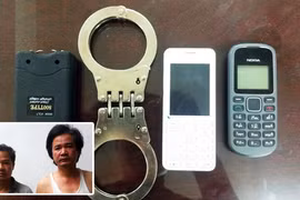 Dọa dìm xuống hồ để xiết nợ