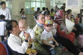 Bệnh nhi nhập viện tăng mạnh do nắng nóng