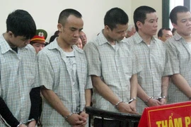 Nợ đòi chưa xong, kéo nhau vào trại