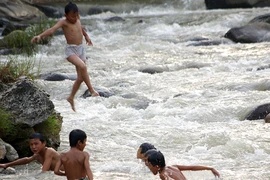 Tắm “suối say” ở Mường Lò