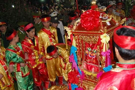 Ấn Đền Trần vừa phát đã hết - "phe ấn" lộng hành