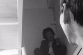 “Ngáo” đá lao vào nhà dân đòi tự sát 