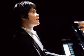 Nghệ sỹ piano khiếm thị chơi nhạc tại Việt Nam