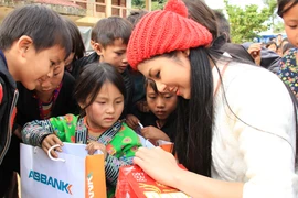 Hoa hậu Ngọc Hân mang Tết ấm đến Lao Xả Phình 