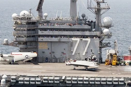 Máy bay không người lái hạ cánh xuống tàu sân bay