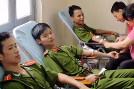 “Giọt máu nghĩa tình”