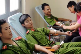 “Giọt máu nghĩa tình”