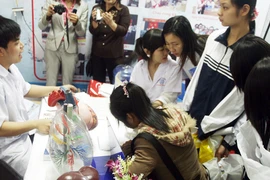 Nhân lực ngành Y tế: Khủng hoảng thừa và yếu