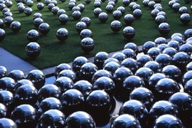 Chiêm ngưỡng 1.500 quả bóng bằng Inox