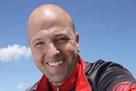 Bay lên từ đống tro tàn