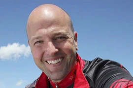 Bay lên từ đống tro tàn