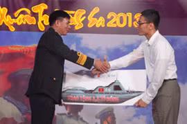 Tặng xuồng cứu hộ CQ cho Trường Sa