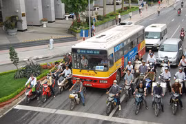 Thu phí đường bộ đối với xe máy: Còn nhiều vướng mắc