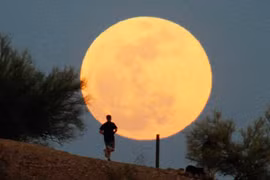 Thế giới ngắm hiện tượng “siêu trăng”