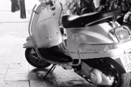 Nữ sinh viên Đại học Y trộm xe Vespa đền bạn trai