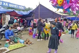 Nhộn nhịp phiên chợ ở cổng trời