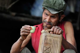 Niềm đam mê quái dị: Uống xăng thay nước ngọt