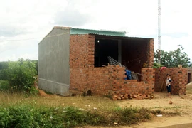 Điên cuồng cùng vợ sát hại mẹ đẻ, thả xuống giếng