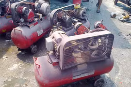 Xưởng mạ sơn trái phép giữa khu dân cư