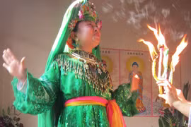 Nhìn từ một đêm hầu đồng 