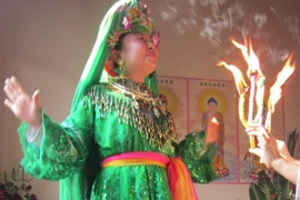 Nhìn từ một đêm hầu đồng 