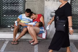 Nghịch cảnh tại đất nước ngập nợ 