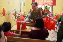 Trao quà Trung thu cho các em nhỏ có hoàn cảnh đặc biệt