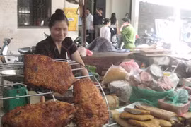 Quản thức ăn đường phố: Khó mấy cũng phải làm