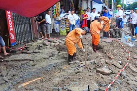 Đào vỉa hè trúng cáp ngầm 22kV, 2 công nhân bị điện giật cháy sém