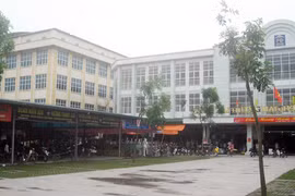 Chợ quê chuyên “đánh”… hàng ngoại