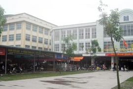 Chợ quê chuyên “đánh”… hàng ngoại