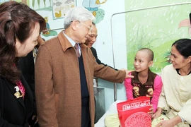 Tổng Bí thư thăm, chúc mừng các thầy thuốc