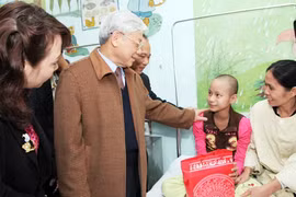 Tổng Bí thư thăm, chúc mừng các thầy thuốc
