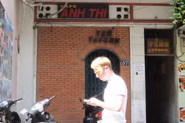 Đâm chém loạn xạ trước quán cà phê