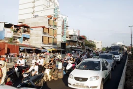 Mở cầu bộ hành qua đường Xã Đàn