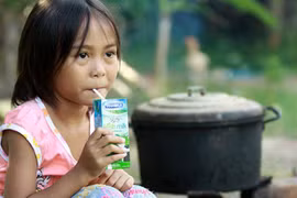 286.000 trẻ em khó khăn được uống sữa